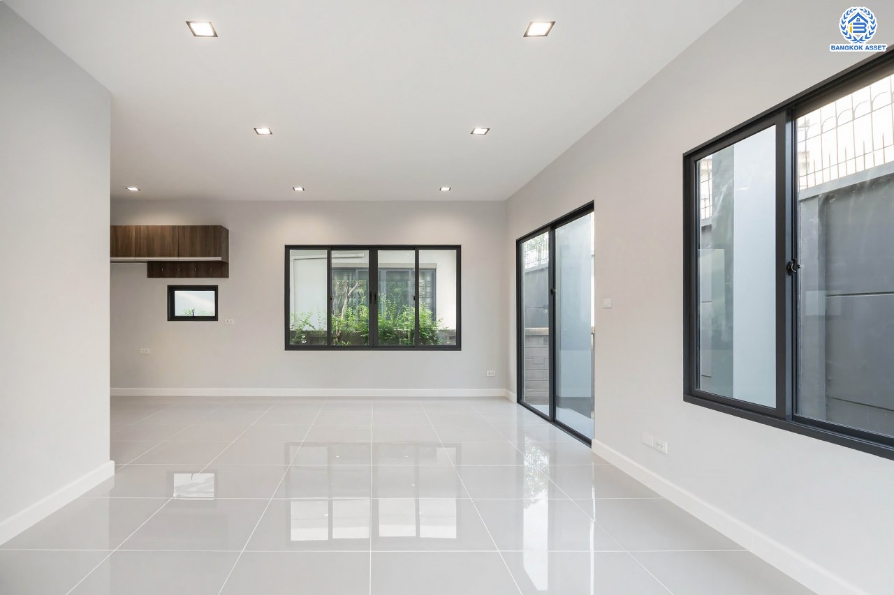 บ้านมือสองตกแต่งใหม่ โครงการ สราญสิริ ติวานนท์-แจ้งวัฒนะ1 หลังมุม เนื้อที่ 59.2 ตร.ว. ดีไซน์ตอบทุกไลฟ์สไตล์ ฟังก์ชัน 3 ห้องนอน 3 ห้องน้ำ จอดรถได้ 2 คัน Living ชั้นบนกว้างขวาง บนทำเลติดถนนใหญ่ เชื่อมต่อทุกเส้นทาง ใกล้จุดขึ้นทางด่วน "ศรีสมาน"